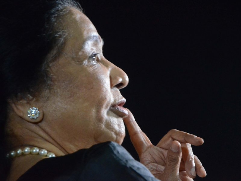 'धुनें भारी और खामोशी बड़ी गहरी हो गई', आशा भोसले के निधन से टूटा बॉलीवुड