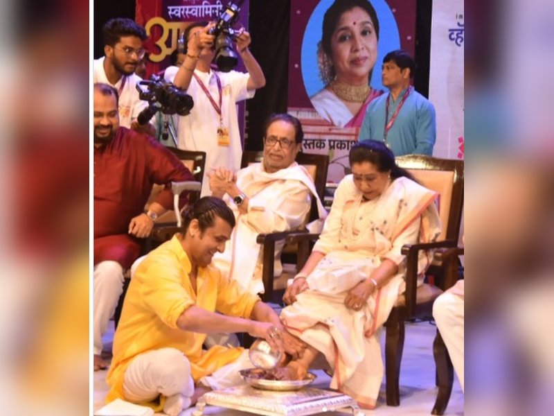 Asha Bhosle demise: Sonu Nigam shares throwback picture of him washing her feet, Shreya Ghoshal calls her defining voice for generations