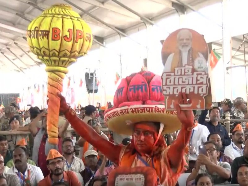 सिलीगुड़ी रैली में पीएम मोदी की पेंटिंग्स की बौछार, उमड़ा जनसैलाब