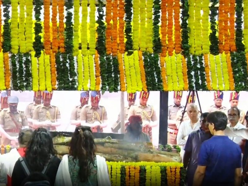 पंचतत्व में विलीन हुई आशा भोसले, बेटे ने दी मुखाग्नि