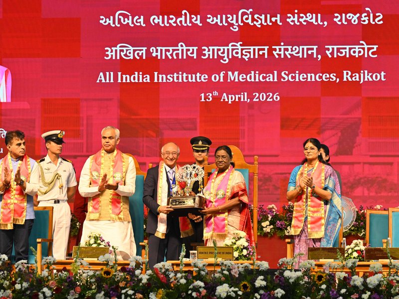 एम्स राजकोट के पहले दीक्षांत समारोह में राष्ट्रपति का संबोधन, चिकित्सा में मानवीय मूल्यों और तकनीक के संतुलन पर जोर
