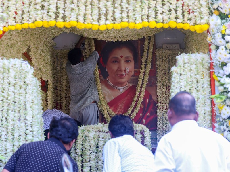 Aamir Khan, Vicky Kaushal bid adieu to Asha Bhosle, Sudesh Bhosale, Shaan offer music tribute