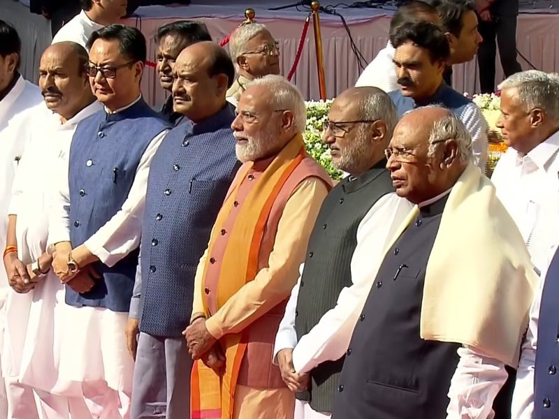 अंबेडकर जयंती पर संसद परिसर में उपराष्ट्रपति राधाकृष्णन और पीएम मोदी ने अर्पित की पुष्पांजलि