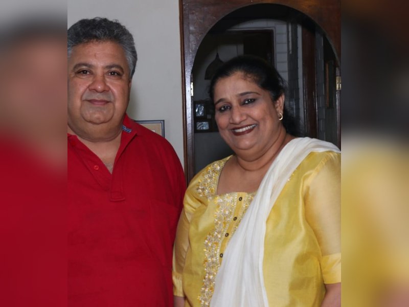 Seema Pahwa posts picture with husband Manoj Pahwa on 39th engagement anniversary