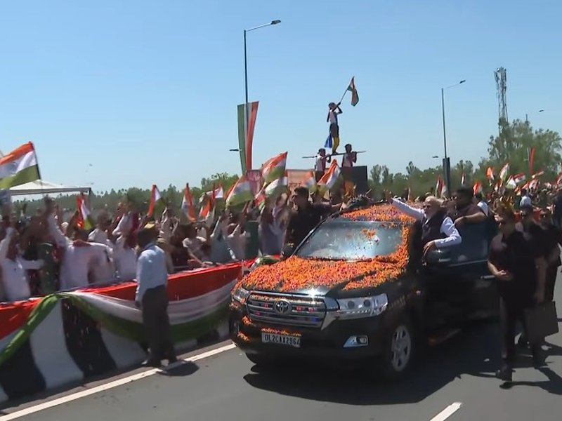 प्रधानमंत्री मोदी का सहारनपुर में रोड शो, सड़क किनारे हाथों में तिरंगा थामे लोगों ने किया स्वागत