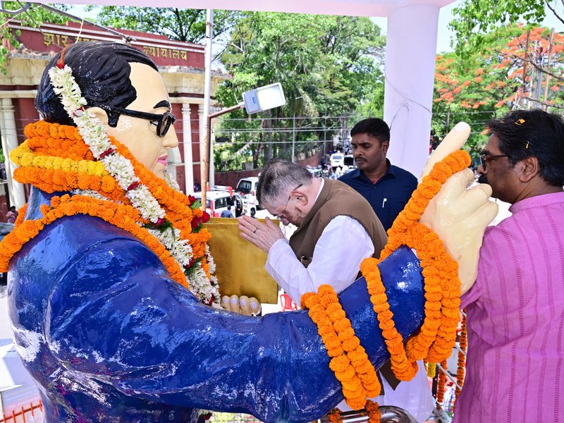 झारखंड के राज्यपाल और मुख्यमंत्री ने डॉ. अंबेडकर को किया नमन, कहा- उनके आदर्शों को आत्मसात करें