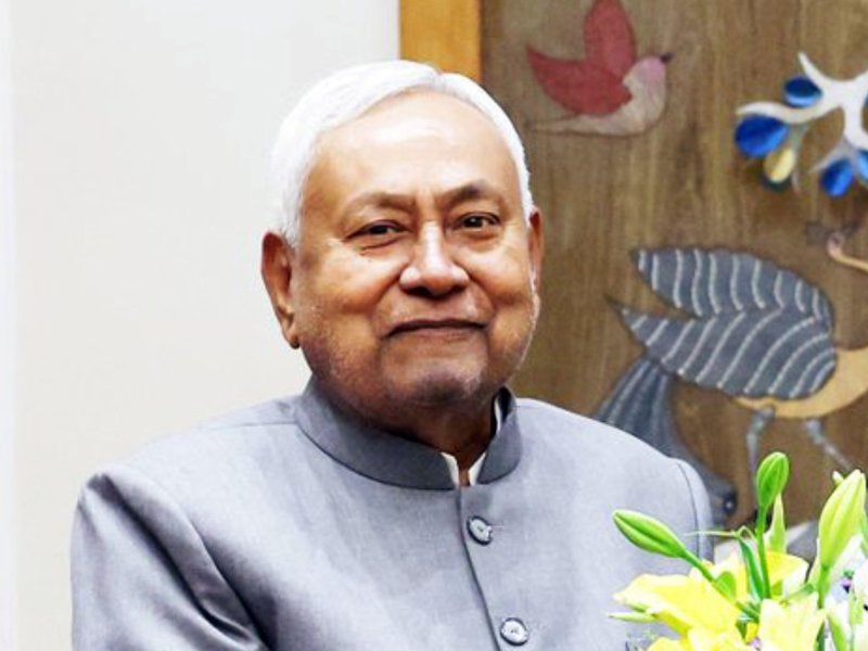 बिहार के मुख्यमंत्री नीतीश कुमार ने राज्यपाल को सौंपा इस्तीफा