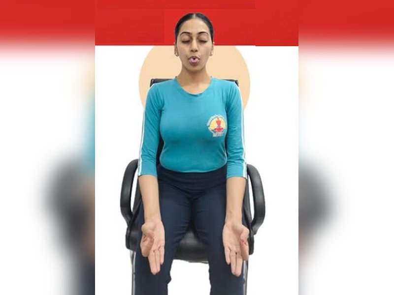 फ्लाइट में भी कर सकते हैं योग, यहां समझें आयुष मंत्रालय का 'इन-फ्लाइट योग' रूटीन