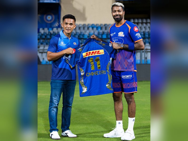 हार्दिक पांड्या ने सुनील छेत्री को भेंट की एमआई की जर्सी, ट्रेनिंग कैंप में पहुंचे थे फुटबॉलर  
