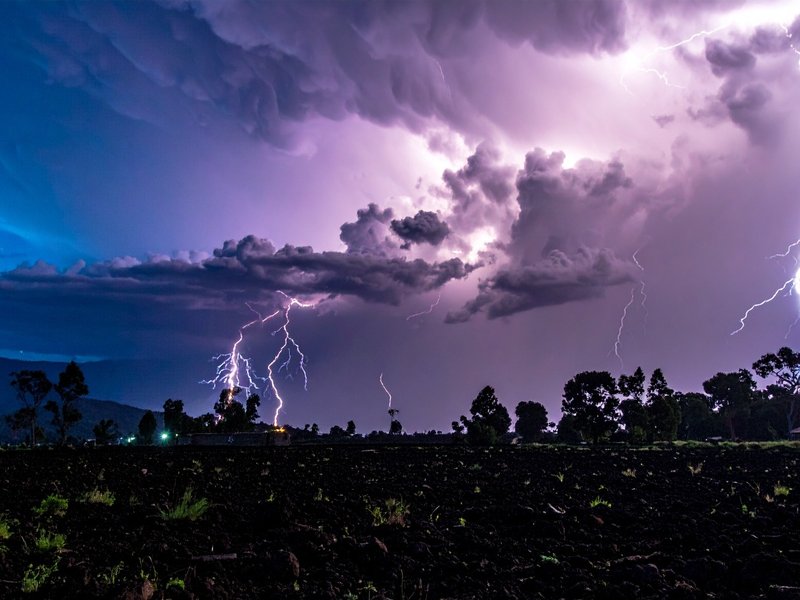 आसमान में क्यों कड़कती है बिजली, जानें क्या है 'रिटर्न स्ट्रोक' 