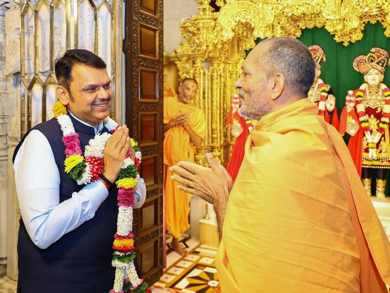 CM Fadnavis offers prayers at BAPS Swaminarayan Mandir; prays for peace, prosperity