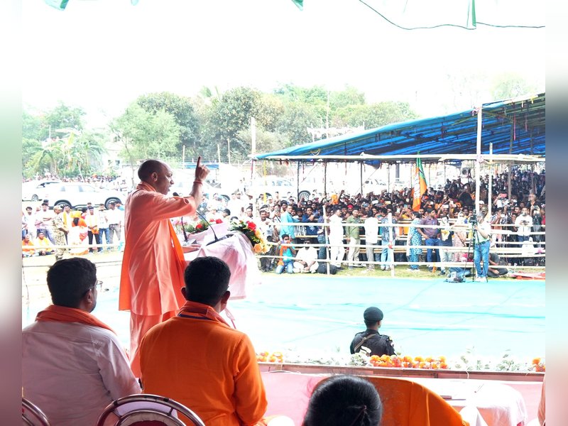 पश्चिम बंगाल में गरजे सीएम योगी, बोले- भाजपा आई तो सड़कों पर झाड़ू लगाएंगे गुंडे और माफिया 