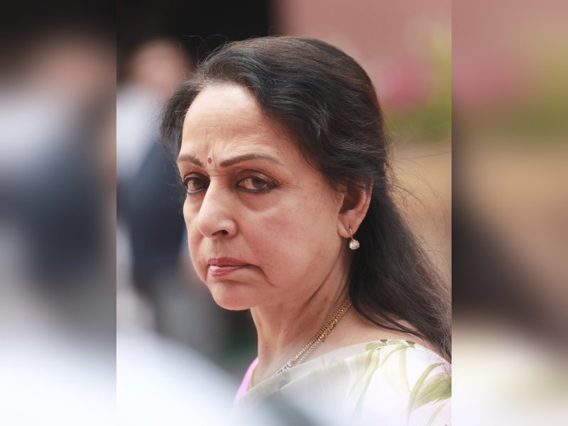 Hema Malini has emotional moment as she receives Dharmendra's posthumous Padma Vibhushan