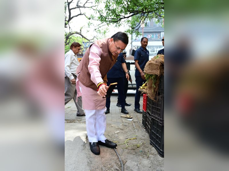 जन शिकायत की पड़ताल करने मौके पर पहुंचे सीएम धामी, वीडियो कॉल के जरिए अधिकारियों को दिखाई स्थिति