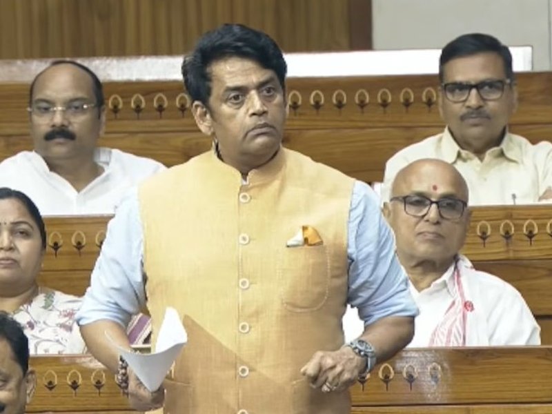 'हां हम पत्नी के पैर छूते है' संसद में रवि किशन ने विरोधियों को दी बीवी के पैर छूने की सलाह