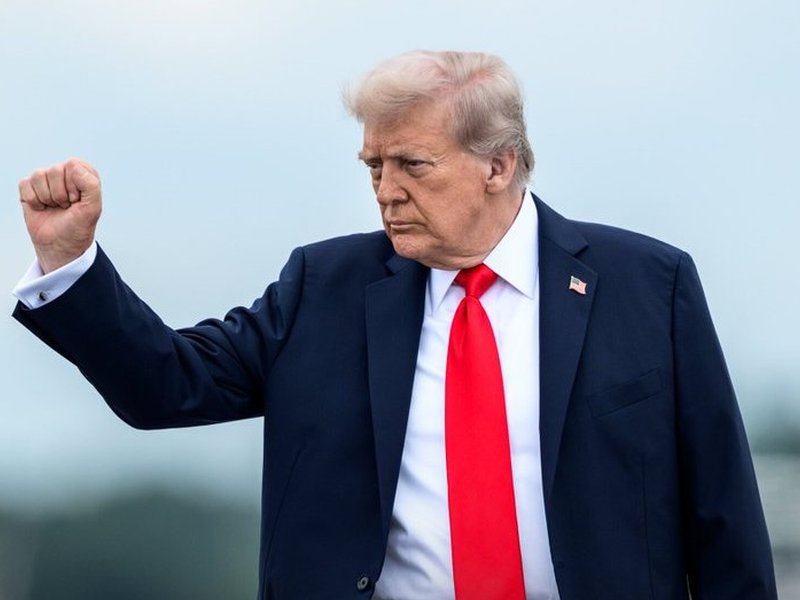 Trump touts gains, targets rivals at rally