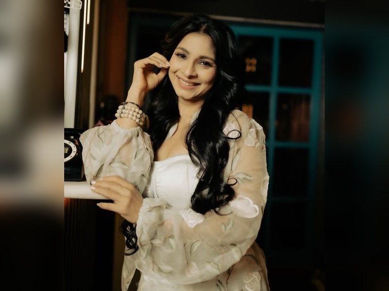 Tanishaa Mukerji expresses pride as she shares iconic video song of her Nutan ‘maushi’ & Kishore Kumar ‘dadu’