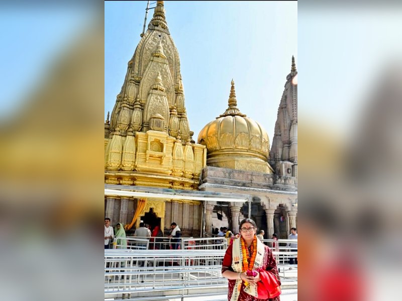 Smriti Irani offers prayers at Baba Vishwanath temple in Kashi
