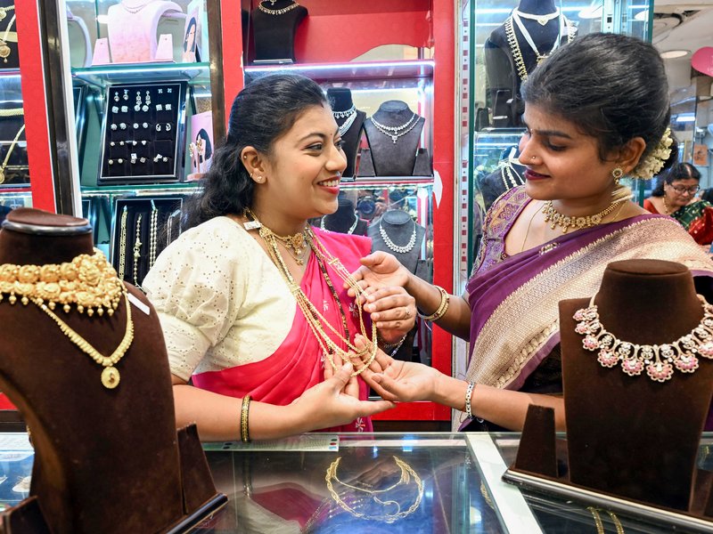 Gold and silver prices slip nearly 1 pc amid geopolitical tensions