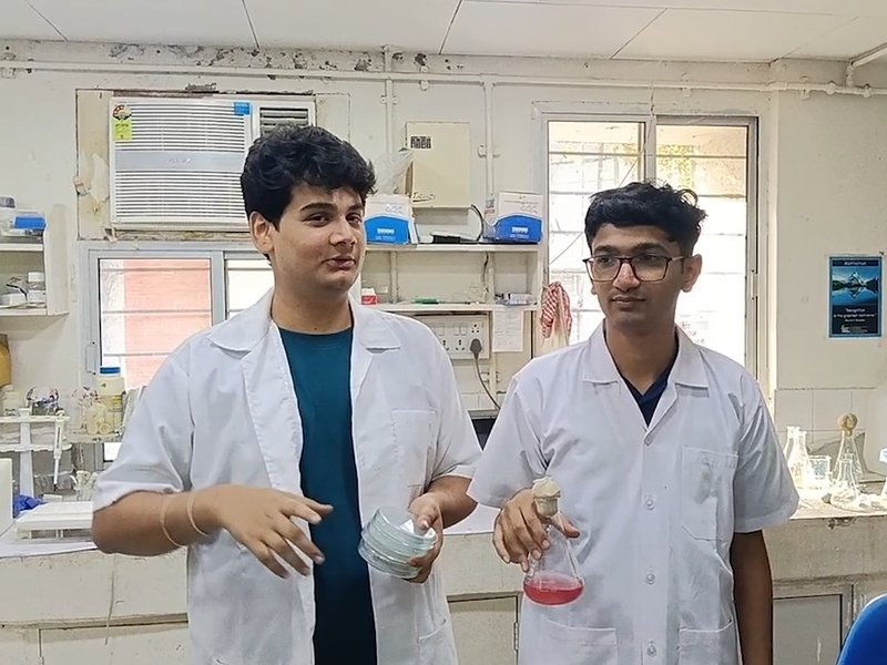 वडोदरा के छात्रों का कमाल: समुद्र के पानी से ढूंढ निकाला ऐसा बैक्टीरिया, जो खुद पैदा करता है रोशनी