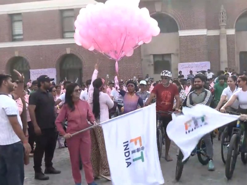 'फिट इंडिया संडे ऑन साइकिल': मिलिंद सोमन महिला प्रतिभागियों के साथ शामिल हुए 
