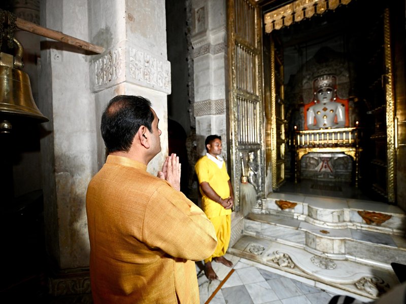 गौतम अदाणी ने अक्षय तृतीया पर तरंगा जैन मंदिर में पूजा की