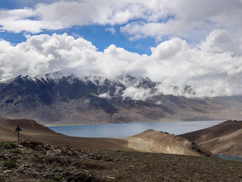 लेह की शांत और खूबसूरत नीली झील, जहां ऊंचे पहाड़ों के बीच दिखता है रंग-बिरंगा आसमान, जाने के लिए लेना पड़ता है आईएलपी