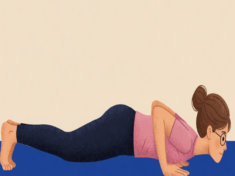  कंधों और पीठ की मांसपेशियों को लचीला बनाने में सहायक है अष्टांग नमस्कारासन, जानें करने की सही विधि