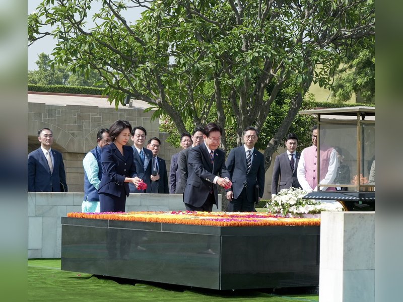 South Korean President Lee pays homage to Mahatma Gandhi at Raj Ghat