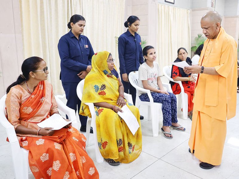 सीएम योगी ने 'जनता दर्शन' में सुनी लोगों की समस्याएं, कहा- जनसेवा सरकार का कर्तव्य
