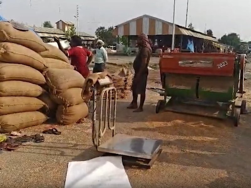  यूपी के किसानों को राहत: गेहूं खरीद के नियमों में ढील, बिना रजिस्ट्रेशन के सरकारी केंद्रों पर बेच सकेंगे