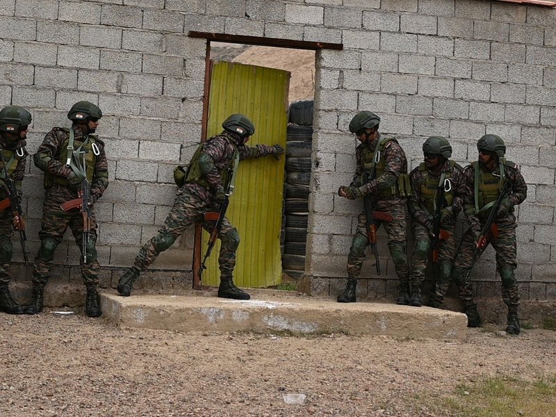 उज्बेकिस्तान में युद्धाभ्यास, दोनों हाथों से फायरिंग, रॉकेट, ड्रोन व आतंकी ठिकानों पर वार