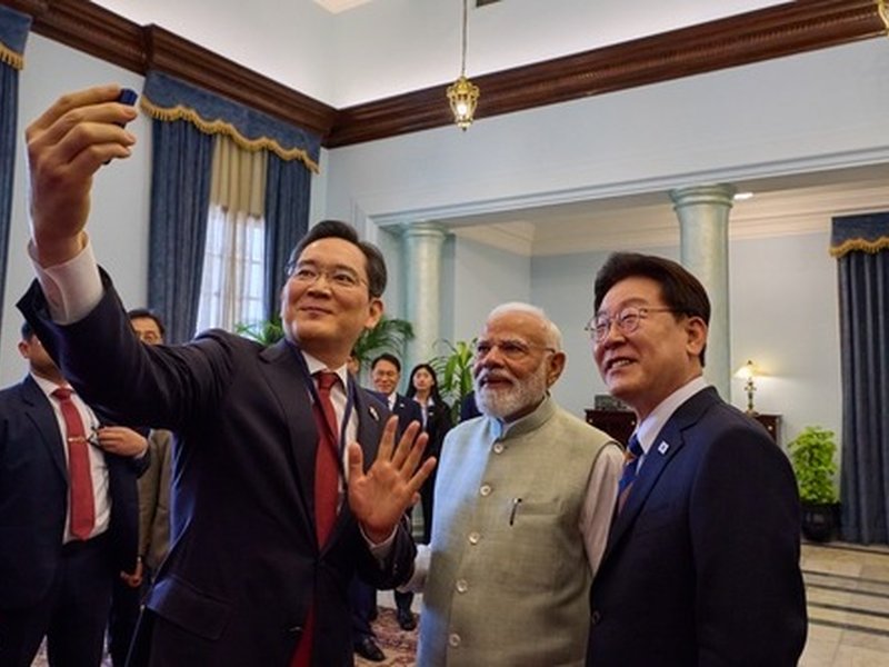 Samsung chief clicks selfie with PM Modi, S. Korean President at Noida facility