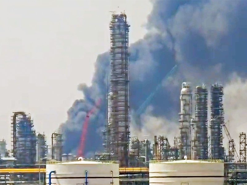 Pachpadra: Thick black smoke billows out after a massive fire broke out at the refinery, reportedly in a processing (CDU–VDU) unit, in Balotra district of Rajasthan on Monday, April 20, 2026. (IANS/Video Grab)