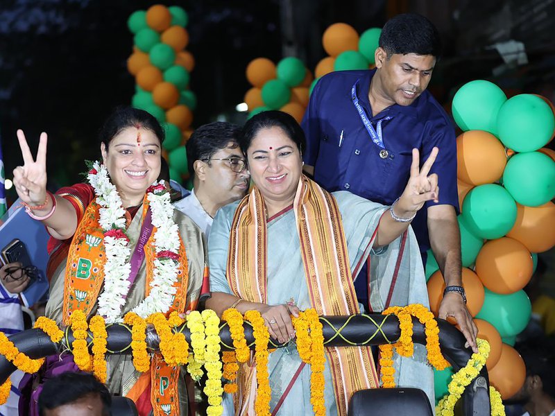 Delhi CM accuses TMC of switching off streetlights during Kolkata roadshow, warns of security lapse
