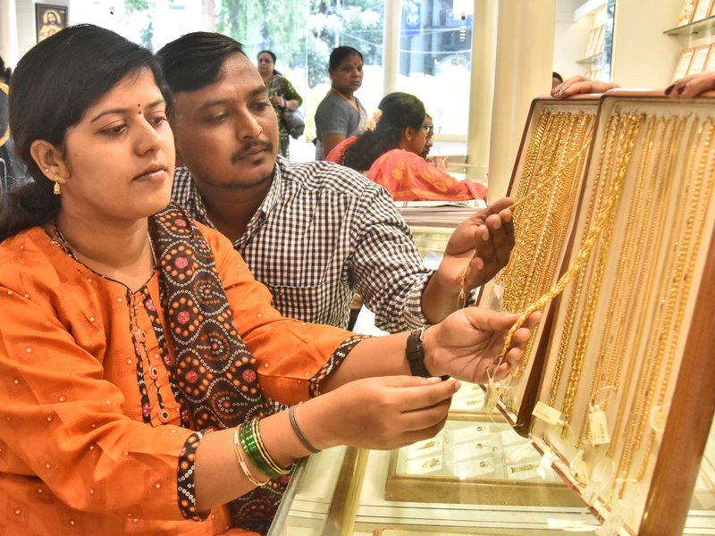 Gold, silver see muted trade amid Iran-US de-escalation hopes