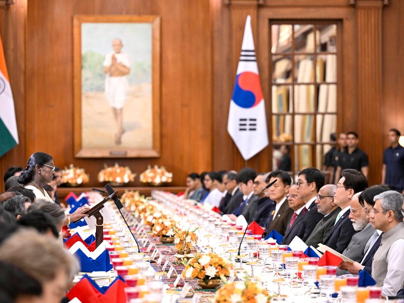 New Delhi: President Droupadi Murmu with President of South Korea Lee Jae Myung during a banquet hosted by her in his honour at Rashtrapati Bhavan in New Delhi on Monday, April 20, 2026. (Photo: IANS/X/@rashtrapatibhvn)