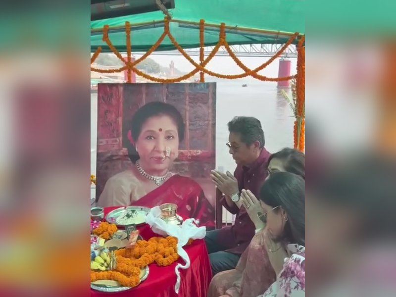 Zanai Bhosle fulfills Asha Bhosle's last wish, immerses her ashes in the Ganga at Varanasi