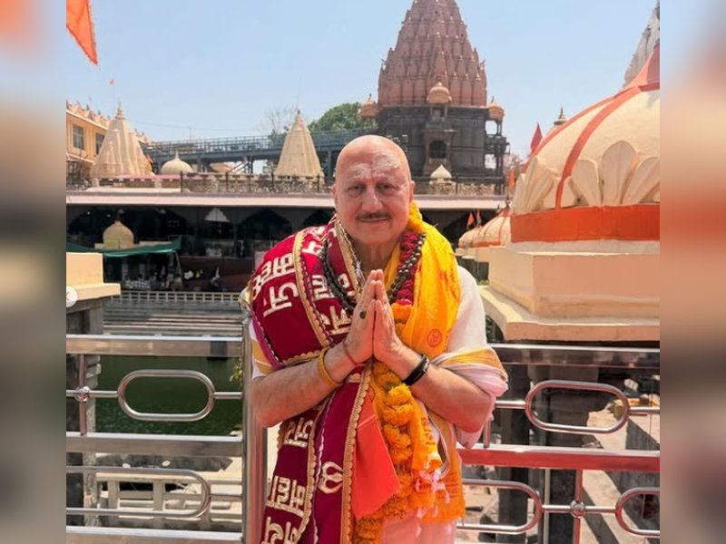 Anupam Kher offers prayers at Mahakaleshwar Temple, attends aarti