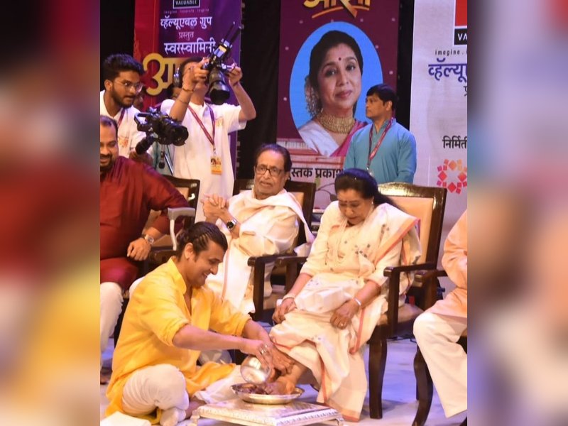 Sonu Nigam recalls massaging Asha Bhosle’s painful heel spur during US tour in 1996