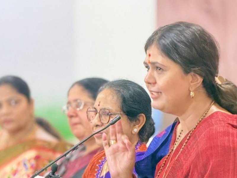 Maha minister Pankaja Munde joins NDA protest against defeat of Constitution Amendment Bill