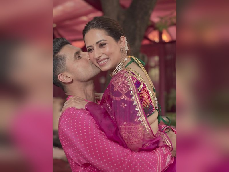 Ravie Dubey gets romantic in BTS glimpse recreating ‘Hum Saath Saath Hain’ moment, kisses Sargun Mehta