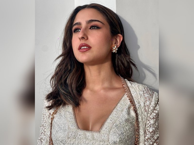 Sara Ali Khan shares glimpse of her ‘raat bhar shoot’, shares team selfie at 2:43 AM from set