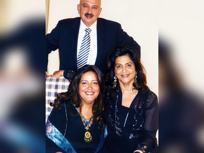 Hrithik Roshan’s sister Sunaina Roshan wishes Rakesh Roshan, Pinkie Roshan on 55th wedding anniversary