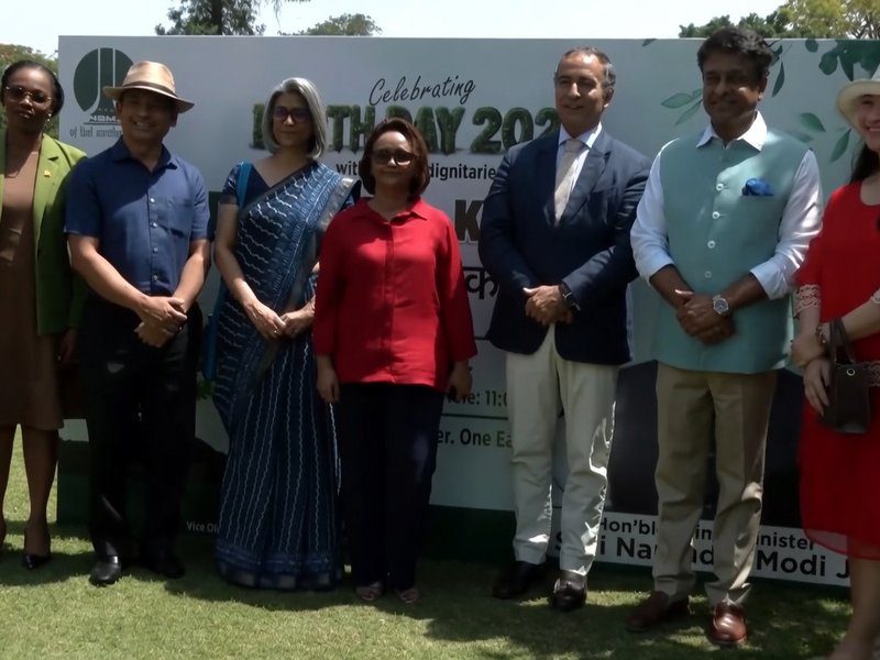 विश्व पृथ्वी दिवस पर नेहरू पार्क में विदेशी राजनयिकों ने लगाए पौधे, पर्यावरण संरक्षण का दिया संदेश 