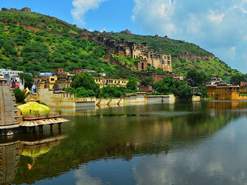 राजस्थान की विरासत: नवल सागर झील के बीच मंदिर और ऐतिहासिक हवेलियों का अद्भुत संगम