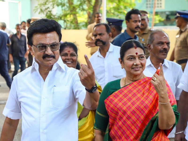 तमिलनाडु एग्जिट पोल : डीएमके की वापसी के संकेत, एआईडीएमके को झटका, विजय को क्या मिला?