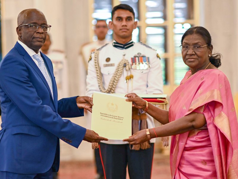 चार देशों के डिप्लोमैट्स ने राष्ट्रपति मुर्मु को अपना क्रेडेंशियल सौंपा