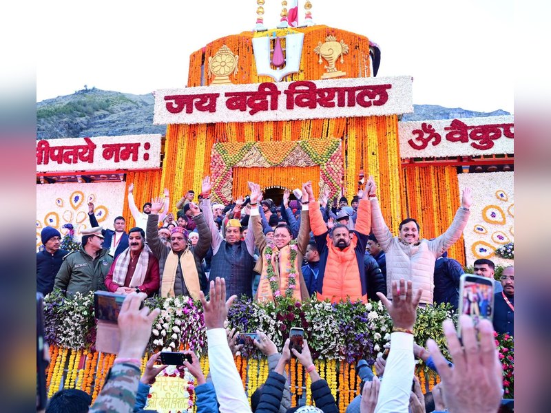 वैदिक मंत्रोच्चार और विधि विधान के साथ खुले बद्रीनाथ के द्वार, जयकारों से गूंजा पूरा धाम