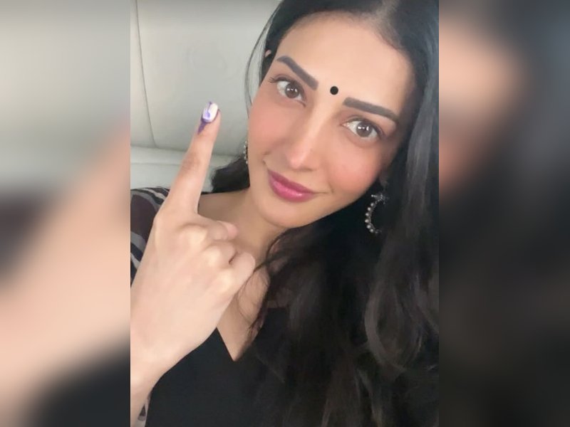 तमिलनाडु विधानसभा चुनाव 2026: पिता कमल हासन संग मतदान करने पहुंचीं श्रुति हासन, पूछा- “क्या आपने वोट डाला?”